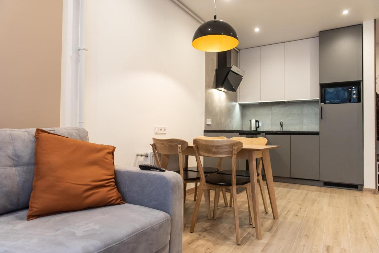 Dream Life Apartment Lviv Buitenkant foto